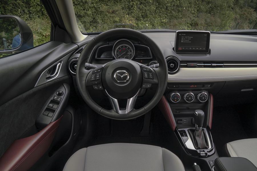 Панель приборов Mazda CX-3 2015 года  (US) (фото 8 из 22)